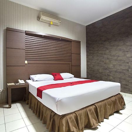 RedDoorz @ Surapati Hotel Bandung Buitenkant foto