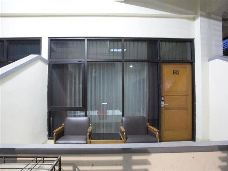 RedDoorz @ Surapati Hotel Bandung Buitenkant foto