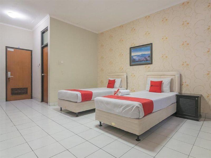RedDoorz @ Surapati Hotel Bandung Buitenkant foto