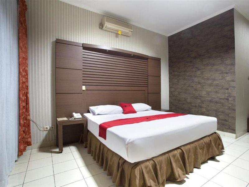 RedDoorz @ Surapati Hotel Bandung Buitenkant foto