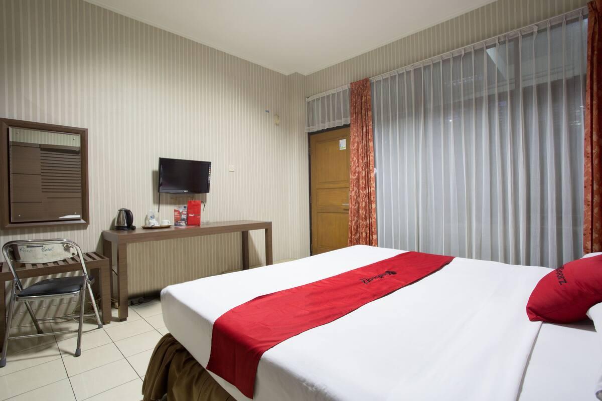 RedDoorz @ Surapati Hotel Bandung Buitenkant foto