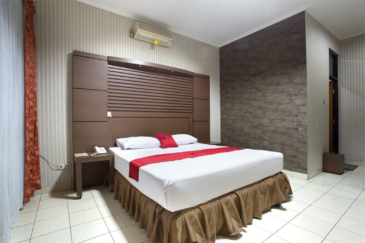 RedDoorz @ Surapati Hotel Bandung Buitenkant foto