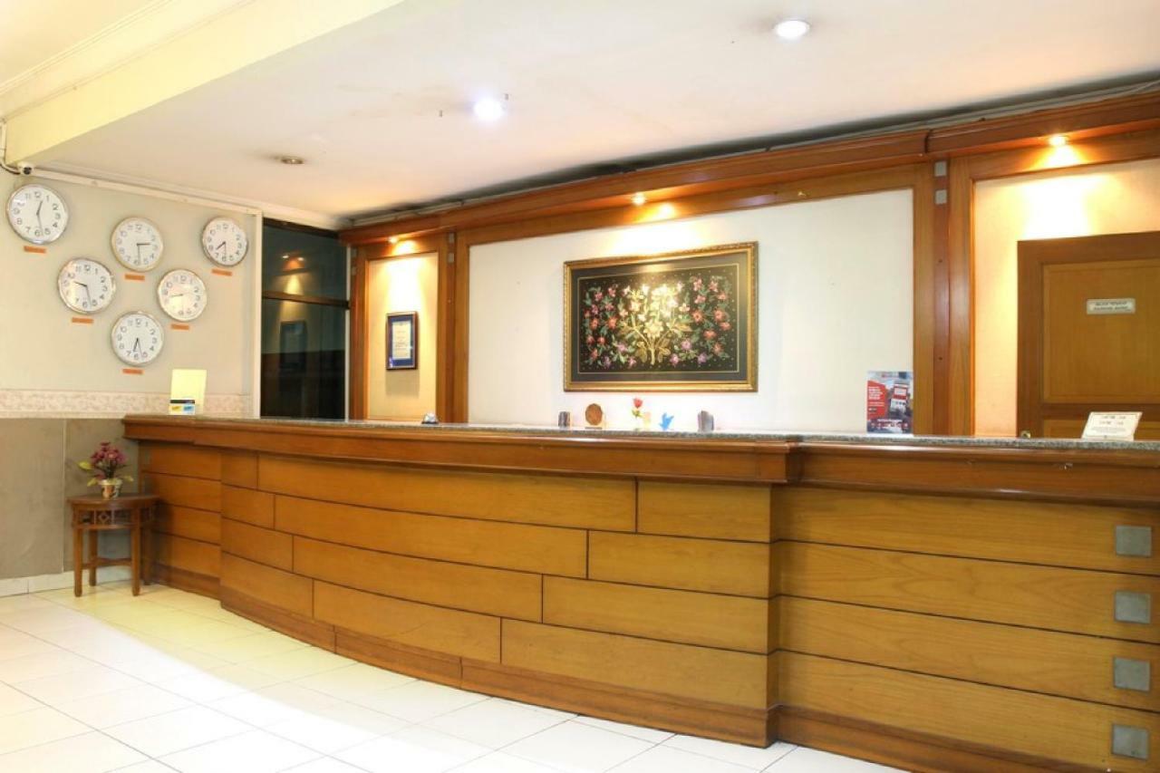 RedDoorz @ Surapati Hotel Bandung Buitenkant foto