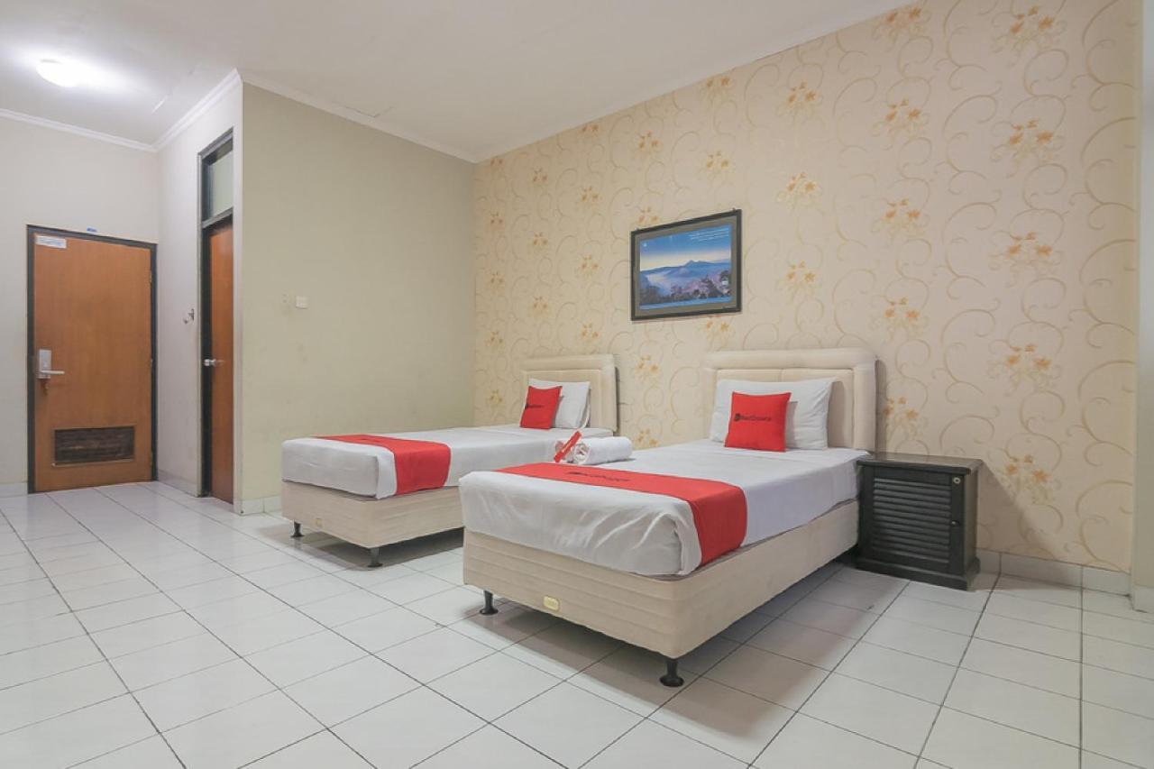 RedDoorz @ Surapati Hotel Bandung Buitenkant foto