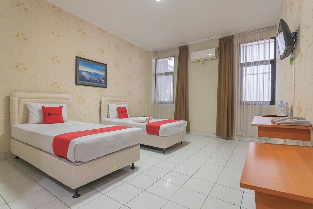 RedDoorz @ Surapati Hotel Bandung Buitenkant foto