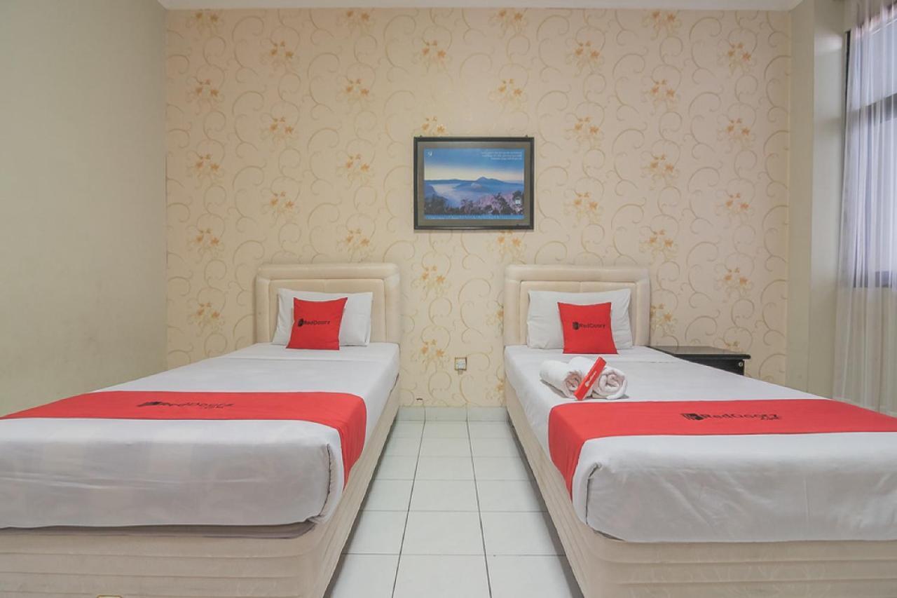 RedDoorz @ Surapati Hotel Bandung Buitenkant foto